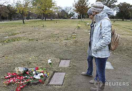 【포트포스(미 텍사스주)=로이터/뉴시스】케네디 암살 50주년을 맞아 암살 이틀 뒤에 체포된 후 총격으로 사살당한 범인 오스왈드의 묘지. 호기심에 참배객들이 꾸준히 찾고 있지만 바닥엔 성도 생년월일도 없이 이름만 '오스왈드'라고 새긴 판석이 있을 뿐이다. 2013.11.25&nbsp; 
