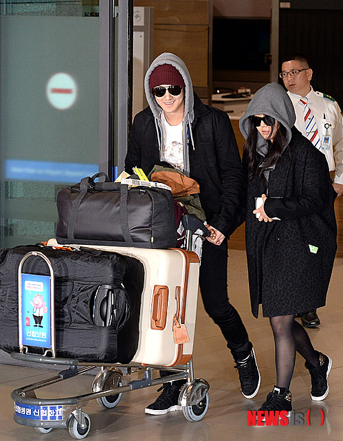 【인천공항=뉴시스】서재훈 기자 = 25일 오후 열애 중인 김범-문근영 커플이 유럽여행을 마치고 인천국제공항을 통해 귀국하고 있다. 2013.11.25.&nbsp; jhseo@newsis.com