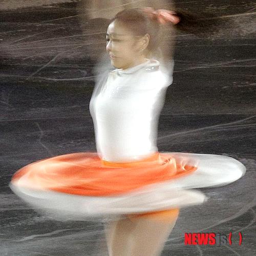 【서울=뉴시스】손정빈 기자 = MBC TV가 피겨스타 김연아(23)의 복귀전을 위성 생중계한다. 김연아는 '2013 골든 스핀 오브 자그레브'를 컴백무대로 택했다.&nbsp; 김연아는 9월 연습 스케이팅 도중 오른발 발등에 미세한 금이 가는 부상을 당하고 그랑프리 시리즈 참가를 포기했었다.&nbsp; MBC 스포츠국은 지난주 크로아티아 자그레브를 방문, 크로아티아빙상협회와 독점중계를 계약했다. 중계·취재팀을 포함한 방송단을 현지에 파견할 예정이다.&nbsp; '골든 스핀 오브 자그레브'는 올해 46회째를 맞이하는 대회로 김연아는 2003년 이 대회 주니어 부문에서 우승, 국제적으로 이름을 알리기 시작했다.&nbsp; 김연아는 이번 대회에서 내년 2월 소치 동계올림픽을 목표로 준비하고 있는 새 프로그램도 선보일 예정이다.&nbsp; 김연아가 참가하는 '2013 골든 스핀 오브 자그레브'는 12월6일 밤 9시30분 여자쇼트 부문, 7일 밤 11시5분 여자 프리 부문이 생중계된다.&nbsp; jb@newsis.com