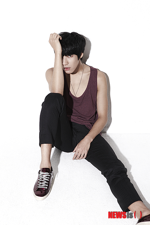 【서울=뉴시스】오제일 기자 = 지난 한 달, 금~일요일 오후가 되면 포털사이트 검색어 순위 상위권에 오르는 이름이 있다. 키 183㎝에 몸무게 63㎏, 길게 뻗은 팔다리를 뽐내는 가수 백승헌(22)이다.&nbsp; kafka@newsis.com