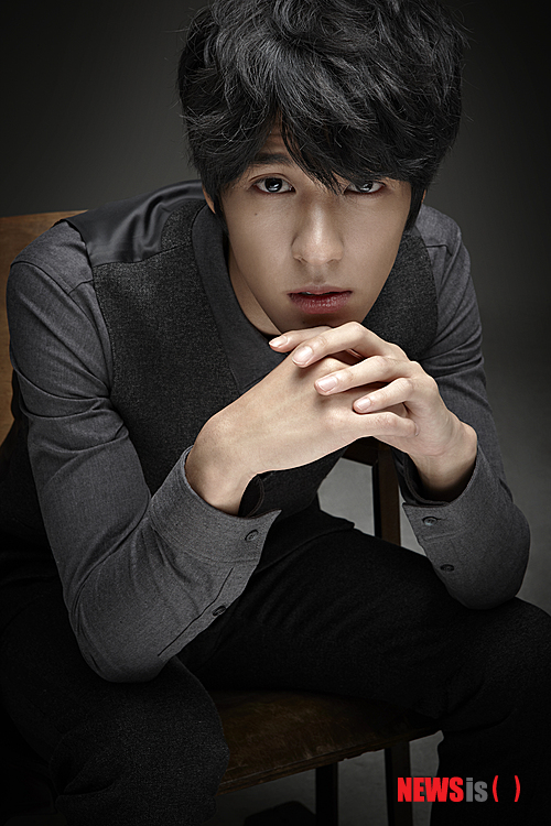 【서울=뉴시스】오제일 기자 = 지난 한 달, 금~일요일 오후가 되면 포털사이트 검색어 순위 상위권에 오르는 이름이 있다. 키 183㎝에 몸무게 63㎏, 길게 뻗은 팔다리를 뽐내는 가수 백승헌(22)이다.&nbsp; kafka@newsis.com