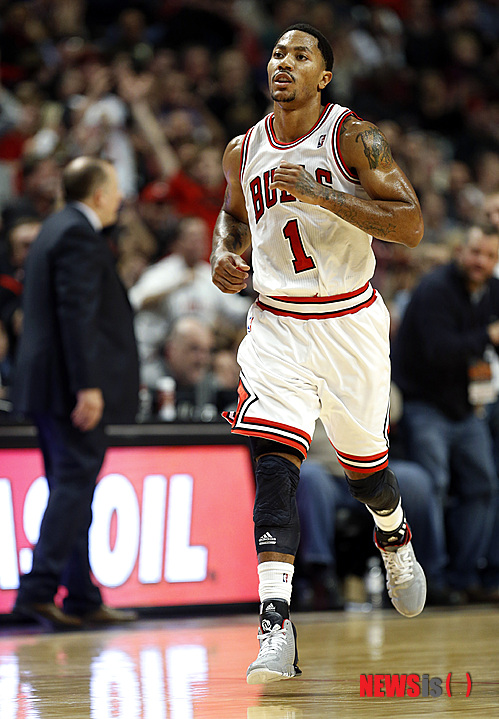 【시카고=AP/뉴시스】미국프로농구(NBA) 시카고 불스의 데릭 로즈(25)가 26일(한국시간) 오른 무릎 연골 부착 수술을 받았다. 로즈는 재활로 인해 올 시즌 나올 수 없을 것으로 보인다. 사진은 지난 17일 인디애나 페이서스와의 경기에서 뛰고 있는 로즈의 모습.