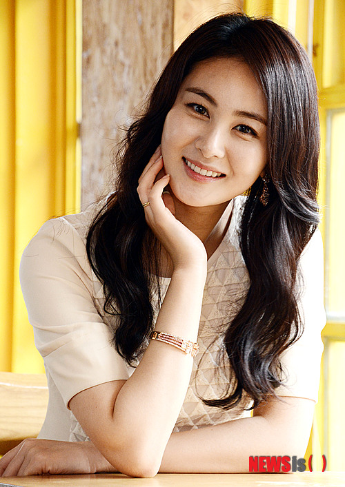 【서울=뉴시스】홍찬선 기자 = 영화 '창수'에서 미연 역으로 열연한 배우 손은서가 26일 오후 서울 종로구 삼청동의 한 카페에서 인터뷰를 하고 있다. 영화 '창수'는 오는 28일 개봉한다. 2013.11.26. mania@newsis.com