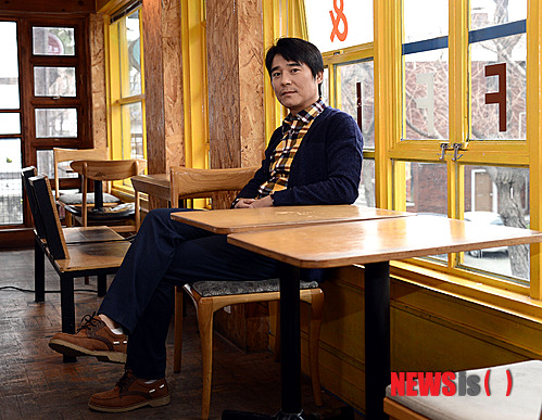 【서울=뉴시스】홍찬선 기자 = 배우 임창정이 26일 오후 서울 종로구 삼청동의 한 카페에서 영화 '창수'의 개봉을 앞두고 인터뷰를 하고 있다. 영화 '창수'에서 창수 역을 맡은 임창정은 내일이 없는 징역살이 대행업자로 첫눈에 반한 '미연(손은서)'에게 모든 것을 거는 순정남으로 열연한다. 영화 '창수'는 오는 28일 개봉한다. 2013.11.26. mania@newsis.com