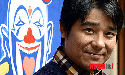 【서울=뉴시스】홍찬선 기자 = 배우 임창정이 26일 오후 서울 종로구 삼청동의 한 카페에서 영화 '창수'의 개봉을 앞두고 인터뷰를 하고 있다. 영화 '창수'에서 창수 역을 맡은 임창정은 내일이 없는 징역살이 대행업자로 첫눈에 반한 '미연(손은서)'에게 모든 것을 거는 순정남으로 열연한다. 영화 '창수'는 오는 28일 개봉한다. 2013.11.26. mania@newsis.com