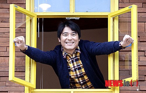 【서울=뉴시스】홍찬선 기자 = 배우 임창정이 26일 오후 서울 종로구 삼청동의 한 카페에서 영화 '창수'의 개봉을 앞두고 인터뷰를 하고 있다. 영화 '창수'에서 창수 역을 맡은 임창정은 내일이 없는 징역살이 대행업자로 첫눈에 반한 '미연(손은서)'에게 모든 것을 거는 순정남으로 열연한다. 영화 '창수'는 오는 28일 개봉한다. 2013.11.26. mania@newsis.com