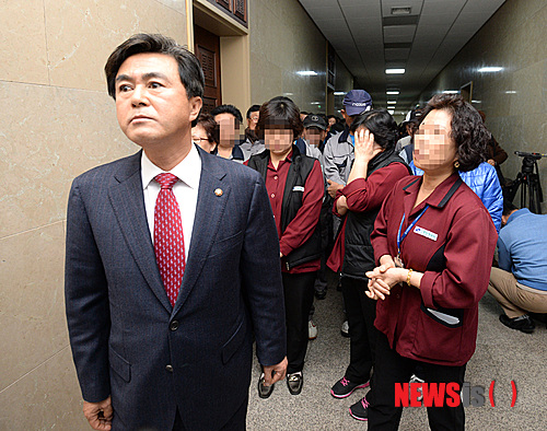 【서울=뉴시스】전진환 기자 = 26일 오후 새누리당 김태흠 의원이 국회 청소용역 노동자들의 노동3권을 부정하는 발언을 한것으로 알려진 가운데 서울 여의도 국회 운영위 회의실 앞에서 침묵시위중인 청소용역 노동자들에게 이야기를 한 김태흠 새누리당 의원이 자리를 뜨고 있다. 2013.11.26. amin2@newsis.com