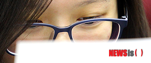 【수원=뉴시스】강종민 기자 = 2014학년도 대입 수학능력시험 성적표가 발표된 27일 오전 경기 수원여고에서 수험생들이 성적표를 살펴보고 있다. 2013.11.27&nbsp; ppkjm@newsis.com 