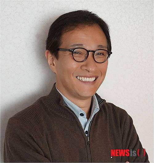【서울=뉴시스】이재훈 기자 = 한국출판인회의(회장 박은주 김영사 대표)가 선정하는 '2013 올해의 출판인' 본상 수상자로 고영은(56) 뜨인돌출판 대표가 27일 뽑혔다. 연세대 사회학과 출신인 고 대표는 한국신크레틱스 리더십센터 대표이사를 거쳐 1994년부터 뜨인돌출판 대표이사를 맡고 있다. 서울북인스티튜트(sbi) 3대 원장, 한국출판인회의 제7대 회장 등을 지냈으며 출판도시문화재단 실행이사를 겸하고 있다. '공로상'은 김병준 지경사 대표에게 돌아갔다. '특별상'은 어린이도서연구회가 받았다. '편집부문상'은 최옥미 사계절출판사 편집총괄팀장, '마케팅부문상'은 민경옥 현암사 마케팅 이사, '디자인부문상'은 안광욱 아르떼203 대표가 가져간다. 백붕재기념출판문화재단 후원으로 올해 첫 번째로 수여하는 '우수편집도서상'은 '사통'(역사비평사), '오래된 서울'(동화)의 몫이다. 500만원의 상금이 수여되며 향후 우수편집도서 엠블럼을 부여받는다. 12월4일 오후 6시 서울 연세대 동문회관에서 열리는 '2013 출판인의 밤'에서 시상한다. realpaper7@newsis.com