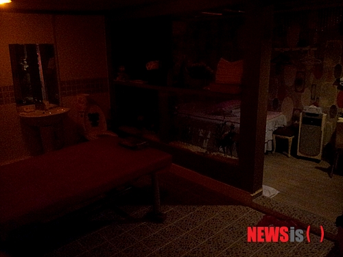 【창원=뉴시스】강승우 기자 = 26일 오후 경남 창원중부경찰서 생활질서계 단속반이 창원시 성산구 상남동의 한 안마시술소를 급습해 불법 성매매 현장을 적발했다. 사진은 이날 적발된 안마시술소 내부. 2013.11.27.&nbsp;&nbsp; ksw@newsis.com