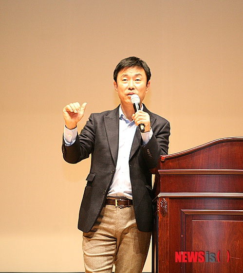 【울산=뉴시스】고은희 기자 = 27일 오후 울산북구문화예술회관 공연장에서 열린 주민과 함께하는 열린 명사아카데미에서 초청 강사인 이영돈 PD가 '착한 먹거리 X파일'을 주제로 열강을 펼치고 있다. 2013.11.27.&nbsp;&nbsp; gogo@newsis.com