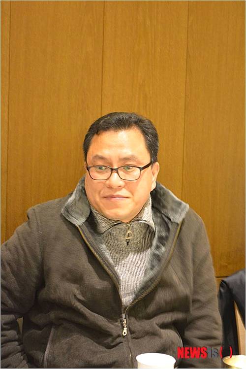 【서울=뉴시스】이재훈 기자 = "나이가 든만큼 달라진 것이 있겠죠. 세월이 묻어나는 것 같기도 하고. 사람이 열 살을 더 먹으면 생각이 깊어지고 세상 보는 더 눈이 넓어지는 것 같아요. 제가 철이 없어서, 아닐 수도 있지만요. 하하하." 절필과 잠적 끝에 10년 만에 돌아온 작가 백민석(42)이 27일 소설집 '혀끝의 남자' 출간 간담회에서 그간 달라진 점에 대해 이 같이 말했다. 2003년 돌연 절필 선언한 백씨는 이번 소설집과 이 책의 표제작이 실린 계간 '문학과 사회' 겨울호의 기획 좌담으로 문학의 기지개를 다시 켜게 됐다. 1995년 '문학과사회' 여름호에 '내가 사랑한 캔디'를 내고 혜성 같이 등장한 백씨는 이후 '16믿거나말거나박물지' '헤이, 우리 소풍 간다' '목화밭 엽기전' 등 8권의 장편소설과 소설집을 통해 실력을 인정 받았다. 젊은 세대의 허기와 갈증, 시대와 계급을 향한 분노를 현대적이면서도 지적인 문체에 담아 '백민석키드'를 양산하기도 했다. 젊은 문체, 발랄한 감수성으로 1990년대 문학의 뉴웨이브를 이끌었다. 이런 그가 문학계로 다시 돌아온 데는 과학평론가인 주일우(46) 문학과지성사 대표 덕이 크다. 문학과지성사는 발표된 지 10년이 넘는 작품 중 가치를 인정할 만한 것을 명작선에 넣는다. 주 대표는 백씨가 1995년 내놓은 '헤이 우리 소풍간다'를 여기에 포함시키는 문제를 상의하기 위해 백씨에게 연락했고, 지난 6월6일 만났다. 백씨는 "원래, (돌아올) 예정이 없었다"고 말했다. "문학과지성사와 인연이 돼 돌아왔어요. 작가를 시작한 것도, 다시 돌아온 것도 문지를 통해서네요. 주 대표님의 연락이 없었으면 아무것도 아닌 사람으로 계속 살았을 거예요." 소설가로 복귀하기 위한 의지는 주 대표와 이야기하다가 생겼다. "(집필을) 그만 두기 전에 문지랑 계약을 하고 책을 못 냈는데, 그 생각도 나고 해서요." 백씨는 절필을 선언한 뒤 8년간 일반 직장을 다녔다. 동시에 방송통신대학교에서 영문학을 공부하는 주경야독을 했다. 서울예술대학 문예창작과를 졸업한 백씨는 "회사에서 좀 더 나은 자리에 올라가기 위해서는 4년제 학위가 있어야 할 것 같았다"고 말했다. "전문대를 나와서 회사에서 더 나은 자리에 올라가기는 힘들 것 같더라고요." 문학인으로서가 아닌 생활인으로서 살아가기 위해 대학에서 영문학을 전공했다는 얘기다. 직장 역시 문학과 상관이 없는 곳이었다. 다만, 영문학을 전공하면서 영국 소설가 찰스 디킨스(1812~1870)의 작품을 좋아하게 됐다. 특히 그의 대표작 '위대한 유산'에 대해 졸업 논문을 쓰기도 했다. 그 외 문학은 일절 읽지 않았다. "인문학을 주로 읽었고, 소설은 안 읽었었요. 의식적으로 외면했죠. 알코올 중독증이 술 끊듯, 다 끊었어요." 절필은 우울증 때문이었다. "한국 사람 10명 중 3명이 우울증이라고 하잖아요. 지금은 괜찮아요. 이렇게 웃고 있잖아요. 울 수 없어서 웃는 것이기는 하지만요." 당시 작품에 대한 불만도 한몫했다. "갈수록 엉망이 되더라고요. 이것을 계속 써야 하느냐는 생각을 했어요. 사람이 망가지면서 작품까지 같이 망가질 필요가 있겠냐고 생각한거죠. (절필 선언 전 쓴 글들이) 정말 좋지 않아, 거의 뺐어요. 수록한 글도 많이 고쳤죠." 총 9편의 단편이 실린 '혀끝의 세계'에서 신작은 표제작과 '사랑의 증오 이모티콘' 등 2편이다. 글을 쓰기로 결심한 뒤 여름과 가을에 걸쳐 완성했다. 나머지 7편은 기발표작을 고친 것이다. 특히, '혀끝의 남자'는 인도를 다녀온 이야기다. 여행기라기보다는 '머리에 불을 이고 혀끝을 걷는 신'에 대한 이야기다. 백씨는 이 신을 자신만의 신으로 명명한다. 그 신은 오직 혀 위에서 불탄다. 이 신을 발견하는 일은 백씨가 언제나 소설가였다는 확신을 갖게 만들었다. 15년 전에 떠올렸다, 그간 묵혔던 이야기를 이번에 끄집어냈다. "절필하고, 10년 동안 궁금했어요. 왜 사람들이 종교에 끌리는가에 대해서요. 저도 교회에 나가려고 시도를 했는데 이유를 모르겠더라고요. 아직도 모르겠어요. 지금 쓰고 있는 글도 종교에 대한 것인데, 쓰면서 알아보려고 해요." 글을 다시 쓰기로 결정한 뒤 직장도 그만 뒀다. 글에 집중하기 위해서다. "그만 두기 직전에 쓰고 싶은 글들이 있었는데, 그것을 끝내야겠다는 생각이 들었어요. 완성도 있는책을 좀 써야겠다는 생각이 들었습니다." 대표작을 쓰고 싶다는 욕심이다. "(작가로 등단한 지) 20년이 돼 가는데 있는데 대표작이 하나 쯤은 있어야 하지 않겠나라는 생각이 들었어요." 주 대표는 "백 작가가 장편으로 쓰고 있는 것을 대표작으로 만들고 싶은 욕심을 내비쳤다"면서 "글을 다시 쓰고자 하는 의지에 대해서 쑥쓰러워하나 그런 욕심이 있다. 작가로서 목표가 분명한 것으로 느껴진다"고 전했다. 256쪽, 1만2000원, 문학과지성사 realpaper7@newsis.com