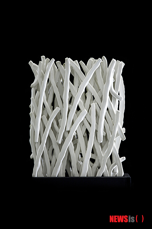 【서울=뉴시스】자기소재 코일링 후 변형 투명유 1265도 산화소성 300× 60×400㎜