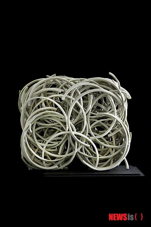 【서울=뉴시스】혼합소재 코일링 후 변형 투명유 1265도 산화소성 500× 150×400 ㎜