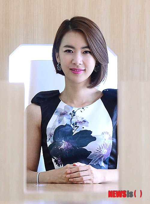 【서울=뉴시스】전신 기자 = 드라마 '왕가네 식구들' 탤런트 김윤경이 28일 오전 서울 충무로 뉴시스 본사에서 인터뷰 전 포즈를 취하고 있다. 2013.11.28. photo1006@newsis.com