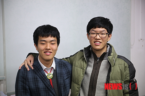 【대구=뉴시스】김태원 기자 = 경북대사대부고에서 2014 대학수학능력시험 인문계·자연계 모두 고득점자를 배출해 화제다. 사진 왼쪽은 인문계열 전과목 만점자 이종규 학생, 오른쪽은 자연계열 표준점수 전국 최고점을 받은 이민호 학생 (사진=대구시교육청 제공) 2013.11.28&nbsp; photo@newsis.com