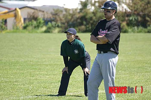 【뉴욕=뉴시스】노창현 특파원 = 뉴질랜드 야구 역사상 최초의 한인 여성 심판이 탄생했다. ‘글로벌웹진’ 뉴스로(www.newsroh.com)는 28일 최성자(53)씨가 뉴질랜드 야구협회(BNZ)와 오클랜드 야구협회(ABA)가 실시한 심판강습회를 통해 지난달 심판으로 데뷔했다고 전했다. 50대 중반에 야구심판이 된 최성자씨는 ‘굿데이 뉴질랜드’ 발행인인 남편 전창선(56)씨와 함께 2009년 시니어야구팀 골드 건스를 창단했다. 경기에서 1루심을 보고 있는 최성자씨. 2013.11.28. <사진=굿데이뉴질랜드 제공>&nbsp;&nbsp; robin@newsis.com