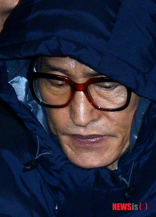 【서울=뉴시스】박상훈 기자 = 대출 사기 혐의로 필리핀에서 검거된 폭력조직 '양은이파'의 두목 조양은이 29일 새벽 서울 마포구 광역수사대로 압송되고 있다. 2013.11.29.&nbsp; hyalinee@newsis.com