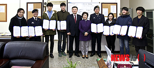 【강릉=뉴시스】김경목 기자 = 명지법인 강원 관동대학교 촛불장학회 박영봉 회장이 지난 27일 대학 학생처장실에서 장학금 전달식을 갖고 학생들과 함께 포즈를 취하고 있다.&nbsp; 2013.11.29. (사진=관동대학교 제공)&nbsp;&nbsp; photo31@newsis.com