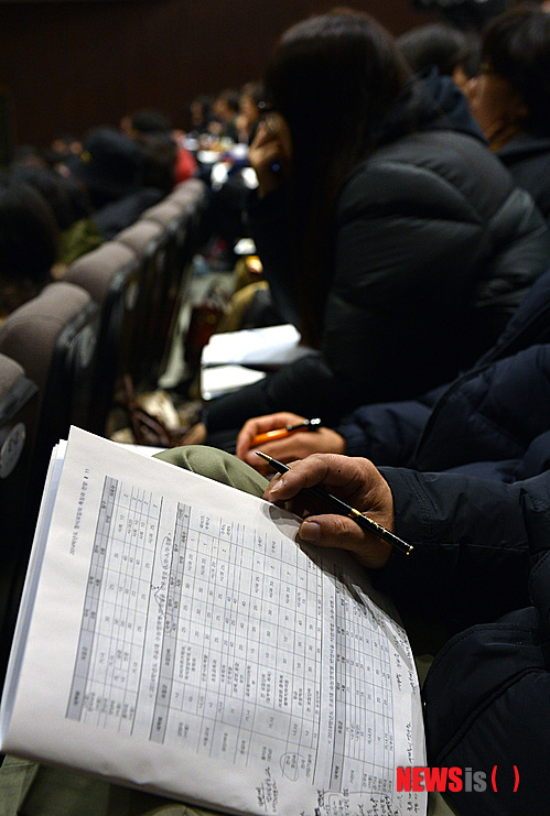 【서울=뉴시스】강진형 기자 = 1일 오후 서울 마포구 홍익대학교 홍문관에서 열린 '한국대학교육협의회, 2014학년도 대입 정시모집 설명회'에 참석한 고3 수험생 및 학부모들이 입시 상담 전문가의 설명을 청취하고 있다. 2013.12.01. marrymero@newsis.com
