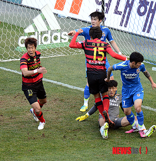 【울산=뉴시스】 박영태 기자 = 1일 오후 울산광역시 문수축구전용경기장에서 열린 2013 K리그 클래식 최종전 울산 현대와 포항 스틸러스의 경기에서 포항 13번 김원일이 결승골을 넣고 환호하고 있다. 2013.12.01.&nbsp; since1999@newsis.com 