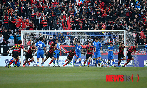 【울산=뉴시스】 장지승 기자 = 1일 오후 울산광역시 문수축구전용경기장에서 열린 2013 K리그 클래식 최종전 울산 현대와 포항 스틸러스의 경기에서 포항 13번 김원일이 결승골을 넣자 동료들과 포항 서포터즈들이 크게 환호하고 있다. 2013.12.01.&nbsp; jjs@newsis.com