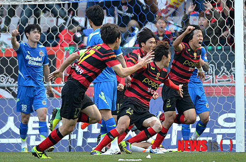 【울산=뉴시스】 장지승 기자 = 1일 오후 울산광역시 문수축구전용경기장에서 열린 2013 K리그 클래식 최종전 울산 현대와 포항 스틸러스의 경기에서 포항 13번 김원일이 결승골을 넣자 동료들과 포항 서포터즈들이 크게 환호하고 있다. 2013.12.01.&nbsp; jjs@newsis.com