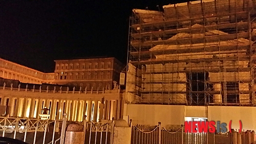 【로마 이탈리아=뉴시스】심회무기자=로마의 주요 관광지가 겨울철을 맞아 대대적인 수리에 들어갔다. 사진은 2013년 12월 1일 현재 로마 바티칸 베드로 성당 외부 공사 현장.2013,12,02, shim21@newsis.com