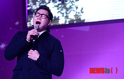 【서울=뉴시스】고범준 기자 = 2일 오후 서울 송파구 롯데호텔월드 크리스탈볼룸에서 열린 '2013 볼빅 KLPGA 대상 시상식'에서 가수 더원이 축하공연을 하고 있다. 2013.12.02.&nbsp; bjko@newsis.com