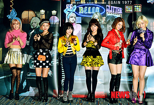 【서울=뉴시스】 박문호 기자 = 걸그룹 티아라가 2일 오후 서울 삼성동 메가박스 코엑스점에서 열린 리패키지 앨범 'AGAIN1977' 뮤직비디오 시사회 및 기자간담회에서 안무를 선보이고 있다.&nbsp;&nbsp; 옛 향수를 불러일으키는 복고풍의 이 앨범에서 타이틀곡 '나 어떡해'는 지난 1977년 대학가요제 1위를 수상한 '샌드페블즈'의 곡 인트로 일부를 인용해 재해석했다. 2013.12.02.&nbsp; go2@newsis.com 