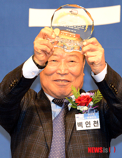 【서울=뉴시스】 박영태 기자 = 2일 오후 서울 양재동 엘 타워에서 진행된 ‘2013한국프로야구 은퇴선수협회 은퇴선수의 밤’ 행사에서 백인천 명예회장이 공로패를 받은 뒤 들어보이고 있다. 2013.12.02. since1999@newsis.com