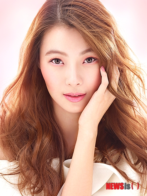【서울=뉴시스】오제일 기자 = 탤런트 윤소이(28)가 KBS 2TV 새 일일드라마 '천상여자'에 출연한다.&nbsp; 자신의 목숨보다 소중한 언니를 위해 남은 삶을 사는 수녀 '이선유'다. 언니의 죽음 후 '그도 지옥에 보내고 나도 지옥에 가리라'는 결심으로 스스로를 버리는 캐릭터다.&nbsp; 데뷔 후 첫 일일드라마다. "첫 일일극 도전이어서 긴장되는 마음과 설레는 마음이다. 누구보다 밝으면서도 무서운 여자다. 캐릭터를 어떻게 표현해야할 지 고민스럽다."&nbsp; '천상여자'는 말괄량이 수녀에서 언니의 죽음 후 언니의 복수만을 생각하는 '이선유'와 그런 그녀를 돕는 '지석'이 이끌어가는 멜로드라마다. '지석'을 연기할 배우는 아직 정해지지 않았다.&nbsp; '루비반지' 후속으로 내년 1월 첫 방송된다.&nbsp; kafka@newsis.com
