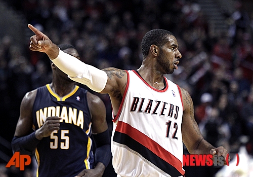 【포틀랜드=AP/뉴시스】포틀랜드 트레일블레이저스의 라마커스 알드리지(사진 오른쪽)가 3일(한국시간) 미국 오리건주 포틀랜드의 모다 센터에서 열린 2013~2014 미국프로농구(NBA) 인디애나 페이서스와의 경기에서 슛을 넣은 후 세레모니를 하고 있다.