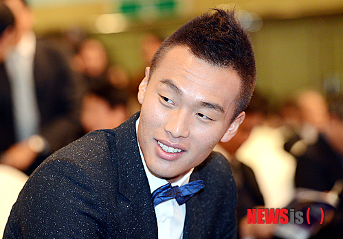 【서울=뉴시스】 박영태 기자 = 3일 오후 서울 홍은동 그랜드힐튼 호텔에서 열린 2013 K리그 대상 시상식에서 울산 김신욱이 자리에 앉아 있다. 2013.12.03. since1999@newsis.com