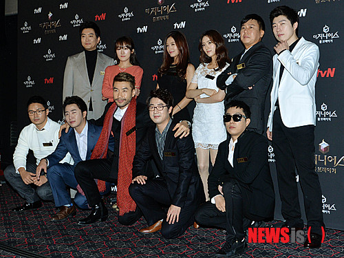 【서울=뉴시스】 박문호 기자 = 3일 오후 서울 마포구 성산동 CGV 상암점에서 열린 tvN '더 지니어스 시즌2:룰브레이커' 시사회 및 간담회에서 출연진이 인사를 하고 있다. 이 프로그램에는 개그맨 노홍철, 방송인 이상민, 방송인 은지원, 걸그룹 레인보우의 가수 김재경, 마술사 이은결, 프로게이머 홍진호, 프로게이머 임요한, 변호사 임윤선, 수학강사 남휘종, 스포츠 아나운서 조유영, 바둑기사 이다혜, 해커 이두희가 출연한다. 2013.12.3.&nbsp; go2@newsis.com 