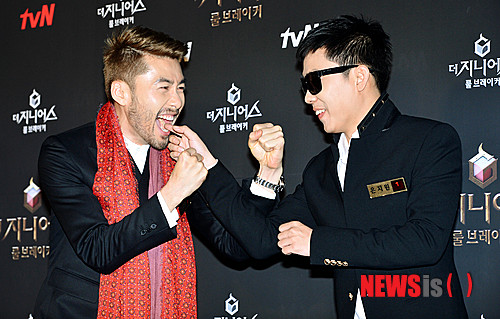 【서울=뉴시스】 박문호 기자 = 방송인 노홍철(왼쪽)과 가수 은지원이 3일 오후 서울 마포구 성산동 CGV 상암점에서 열린 tvN '더 지니어스 시즌2:룰브레이커' 시사회 및 간담회에서 포즈를 취하고 있다. 2013.12.3.&nbsp; go2@newsis.com 
