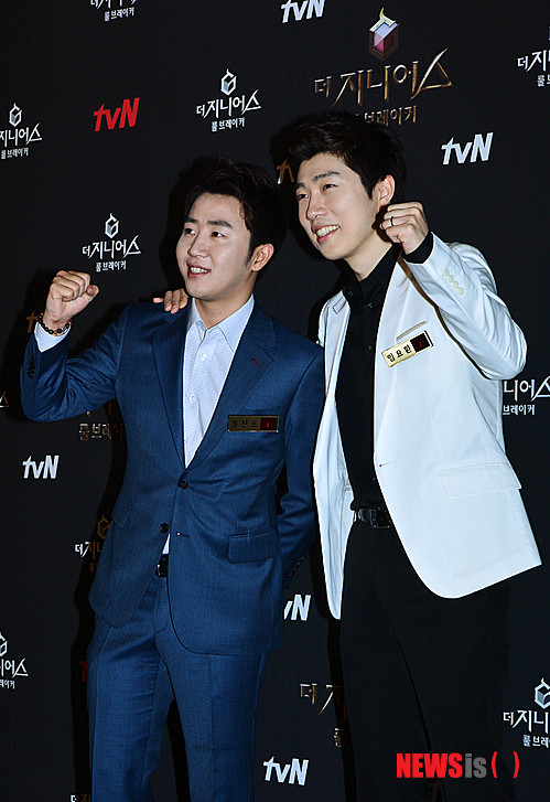 【서울=뉴시스】 박문호 기자 = 프로게이머 임요환(오른쪽)과 홍진호가 3일 오후 서울 마포구 성산동 CGV 상암점에서 열린 tvN '더 지니어스 시즌2:룰브레이커' 시사회 및 간담회에서 포즈를 취하고 있다. 2013.12.3.&nbsp; go2@newsis.com 