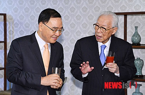 【서울=뉴시스】 고승민 기자 = 정홍원(왼쪽) 국무총리와 현승종 전 총리가 3일 오후 서울 종로구 삼청동 국무총리공관에서 열린 전직 국무총리 만찬에서 이야기를 나누고 있다. 2013.12.03.&nbsp; kkssmm99@newsis.com