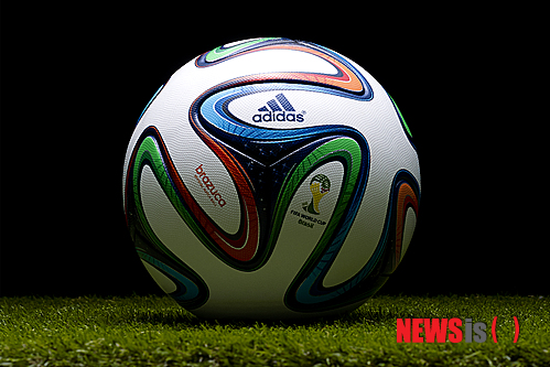 【서울=뉴시스】2014브라질월드컵 공식 후원사인 아디다스가 4일 브라질월드컵 공인구 '브라주카'를 공개했다. 브라주카는 포르투갈어로 브라질 사람을 뜻한다. 리본을 형상화 하는 컬러와 6개의 대칭 패널 디자인은 브라질 전통의 소원 팔찌를 상징한다. (사진제공=아디다스) 2013.12.4.