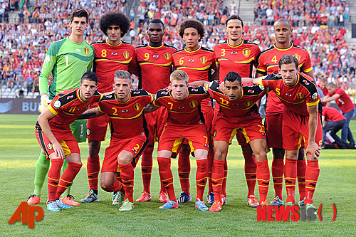 【브뤼셀(벨기에)=AP/뉴시스】2014브라질월드컵 H조 조별리그에서 한국과 맞붙을 벨기에 축구대표팀. 사진은 지난 해 6월 벨기에 브뤼셀에서 열린 브라질월드컵 유럽지역 예선 세르비아전을 앞두고 기념사진을 찍고 있는 벨기에 대표팀 모습. 왼쪽 아래부터 케빈 미랄라스·토비 알더위어드·케빈 드 브루인·네이서 차들리·얀 베르통헨·티바우트 코르토이스·마루앙 펠라이니·악셀 빗셀·다니엘 반 바이텐·빈센트 콤파니.