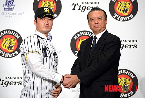 【서울=뉴시스】김인철 기자 = 일본 프로야구 한신 타이거즈에 입단한 오승환이 4일 오후 서울 강남구 리츠칼튼호텔에서 열린 입단식에서 한신 타이거즈 유니폼을 입고 나카무라 가즈히로 한신 단장 기념촬영을 하고 있다. 2013.12.04.&nbsp; yatoya@newsis.com