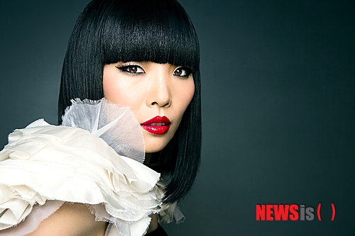 【서울=뉴시스】오제일 기자 = 지난 가을, 호주 오디션 프로그램 '디 엑스 팩터(The X Factor)'에 25세의 아시아 여성이 모습을 드러냈다. 머라이어 캐리의 '히어로'를 부르겠다는 말, 심사위원들의 시큰둥한 반응과 함께 시작한 무대는 기립한 관객과 심사위원들의 박수로 마감됐다. 프로그램 사상 최초의 동양인 우승자 임다미가 드라마틱하게 자신의 존재를 알린 순간이다.&nbsp; kafka@newsis.com