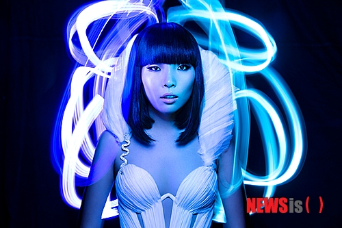 【서울=뉴시스】오제일 기자 = 지난 가을, 호주 오디션 프로그램 '디 엑스 팩터(The X Factor)'에 25세의 아시아 여성이 모습을 드러냈다. 머라이어 캐리의 '히어로'를 부르겠다는 말, 심사위원들의 시큰둥한 반응과 함께 시작한 무대는 기립한 관객과 심사위원들의 박수로 마감됐다. 프로그램 사상 최초의 동양인 우승자 임다미가 드라마틱하게 자신의 존재를 알린 순간이다.&nbsp; kafka@newsis.com