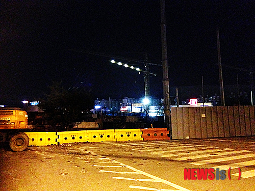 【춘천=뉴시스】박혜미 기자 = 지난달 27일 밤 강원 춘천시 온의동 롯데캐슬 아파트 공사현장에서 타워크레인의 밝은 불빛이 비추고 있다. 2013.12.05.&nbsp;&nbsp; fly1225@newsis.com