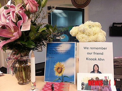 【뉴욕=뉴시스】노창현 특파원 = 고(故) 안기숙씨 장례식이 6일 뉴욕 플러싱에서 치러진다. 7일에는 안기숙씨가 생전에 다니던 퀸즈 우드사이드의 성세바스찬 성당에서 벌인 미사가 열린다. 고인의 유해는 화장돼 한국으로 돌아갈 것으로 전해졌다. 근무지였던 뉴욕주 오스닝의 선샤인 아동재활병원에는 1층 리셉션 데스크에 작은 추모공간을 만들어놓고 불의의 사고로 유명을 달리한 고인의 넋을 기렸다. 2013.12.04. robin@newsis.com