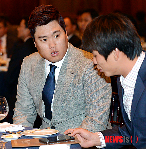 【서울=뉴시스】 박영태 기자 = 5일 오전 서울 논현동 임피리얼 팰리스 서울에서 진행된 2013 프로야구 스포츠토토 올해의 상 시상식에서 LA 다져스 류현진이 SK 김광현과 이야기를 나누고 있다. 2013.12.05. since1999@newsis.com