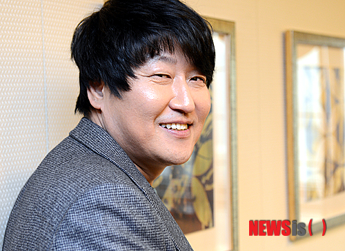 【서울=뉴시스】 박영태 기자 = 영화 ‘변호인’에 출연한 배우 송강호가 5일 오후 서울 중구 코리아나호텔에서 뉴시스와 인터뷰를 하기 전 포즈를 취하고 있다.&nbsp; 영화 ‘변호인’은 1981년 군사정권이 통치기반을 확고히 하고자 조작한 용공사건인 ‘부림사건’을 소재로 한 드라마로 고졸 출신 판사에서 부림사건을 계기로 인권변호사로 탈바꿈한 변호사의 이야기를 다뤘다는 점에서 고(故) 노무현 전 대통령의 젊은 시절을 떠올리게 한 영화다. 12월18일 개봉 예정이다. 2013.12.05.&nbsp; since1999@newsis.com