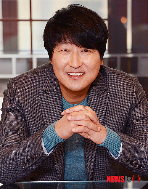 【서울=뉴시스】 박영태 기자 = 영화 ‘변호인’에 출연한 배우 송강호가 5일 오후 서울 중구 코리아나호텔에서 뉴시스와 인터뷰를 하기 전 포즈를 취하고 있다.&nbsp; 영화 ‘변호인’은 1981년 군사정권이 통치기반을 확고히 하고자 조작한 용공사건인 ‘부림사건’을 소재로 한 드라마로 고졸 출신 판사에서 부림사건을 계기로 인권변호사로 탈바꿈한 변호사의 이야기를 다뤘다는 점에서 고(故) 노무현 전 대통령의 젊은 시절을 떠올리게 한 영화다. 12월18일 개봉 예정이다. 2013.12.05.&nbsp; since1999@newsis.com