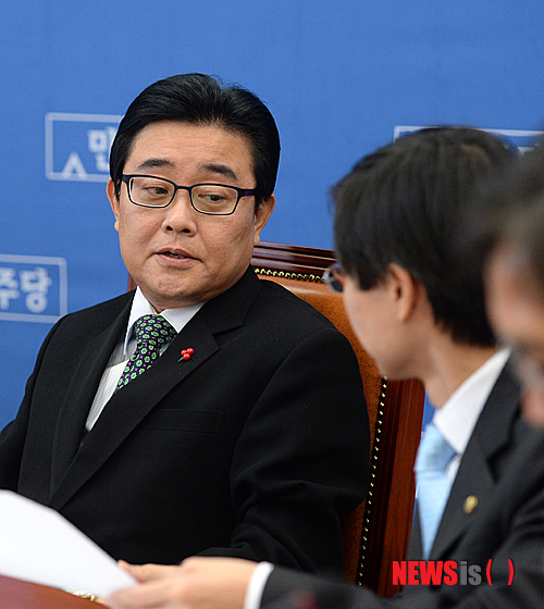 【서울=뉴시스】전진환 기자 = 6일 오전 민주당 최고위원회의가 열린 서울 여의도 국회 당 대표실에서 전병헌 원내대표가 조경태 최고위원과 논의하고 있다. 2013.12.06.&nbsp; amin2@newsis.com 