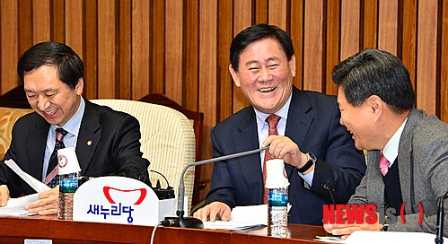 【서울=뉴시스】권주훈 기자 = 6일 오전 서울 여의도 국회 245호 회의실에서 열린 새누리당 주요당직자회의에서 최경환 원내대표와 김기현 정책위의장, 홍문종 사무총장이 웃고 있다. 2013.12.06. joo2821@newsis.com